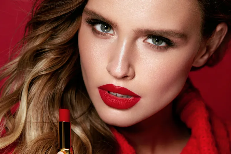 Red Lips. Beautiful Woman With Beauty Makeup Holding Lipstick. Close Up Of Sexy Young Glamorous Female Model With Bright Facial Makeup And Soft Fresh Healthy Skin. Cosmetics. High Resolution.